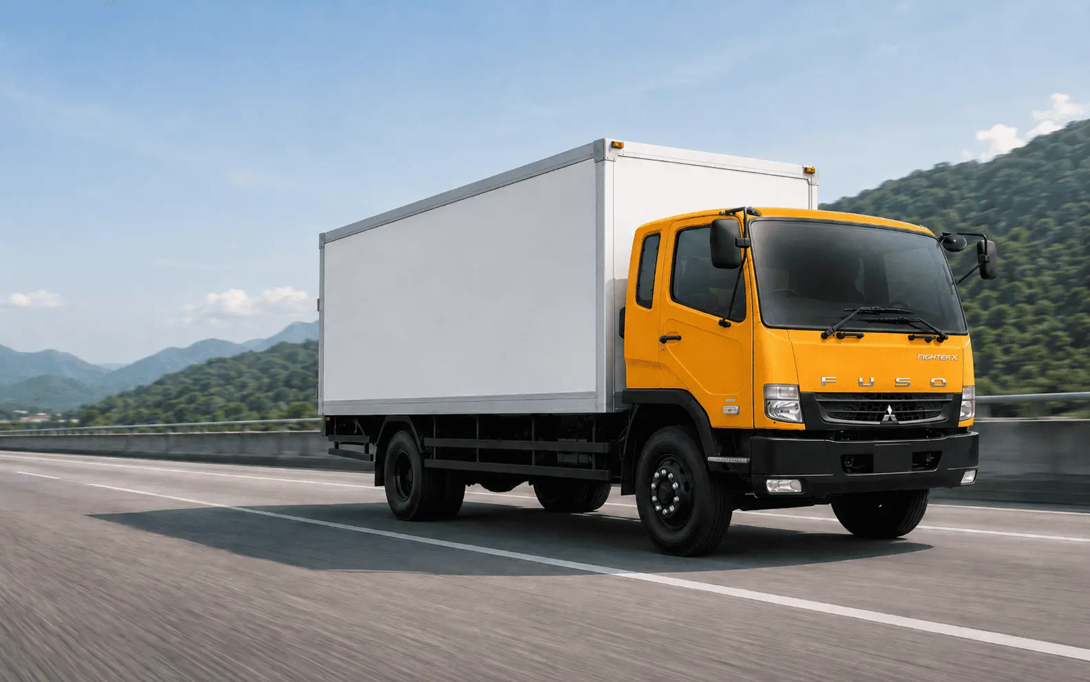 Mitsubishi Fuso dalam perjalanan jarak jauh untuk kebutuhan operasional